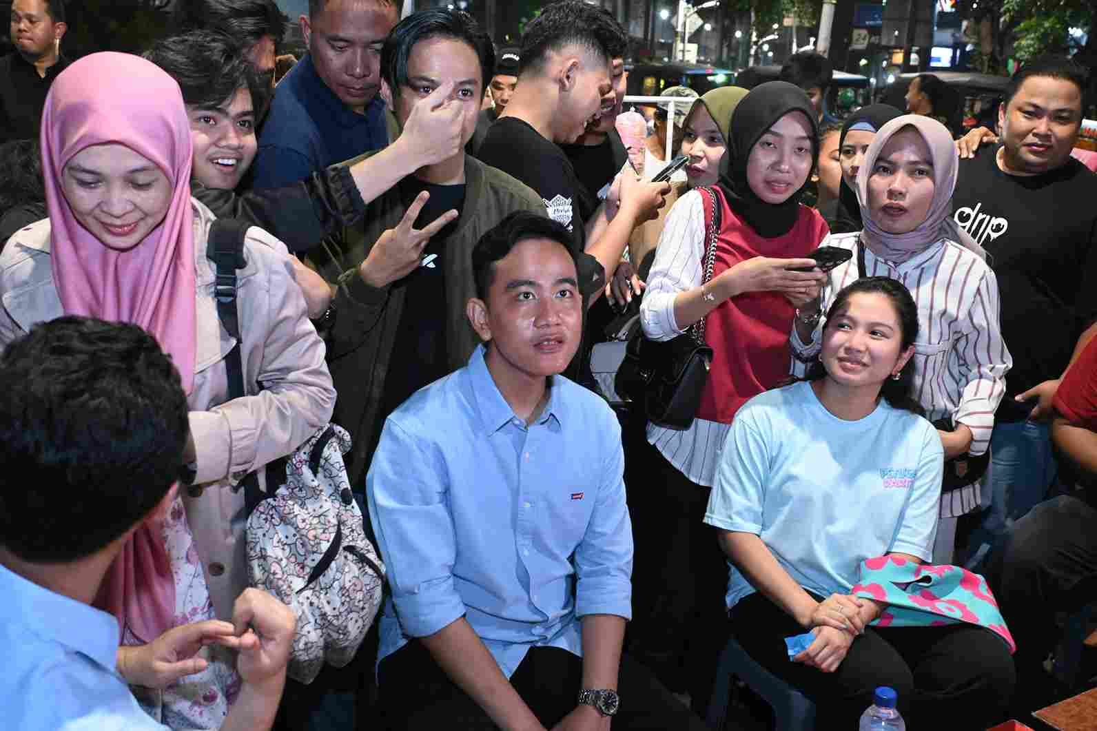 Makan Gultik Blok M, Gibran Rakabuming Jadi Pusat Perhatian Warga