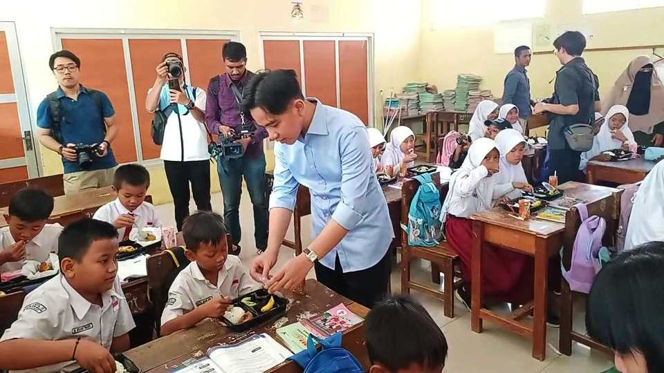 Gibran Rakabuming Pantau Langsung Uji Coba Makan Bergizi Gratis di Bogor