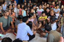 Wapres Gibran Tinjau Pengungsi Banjir Bali, Tegaskan Anak & Lansia Jadi Prioritas