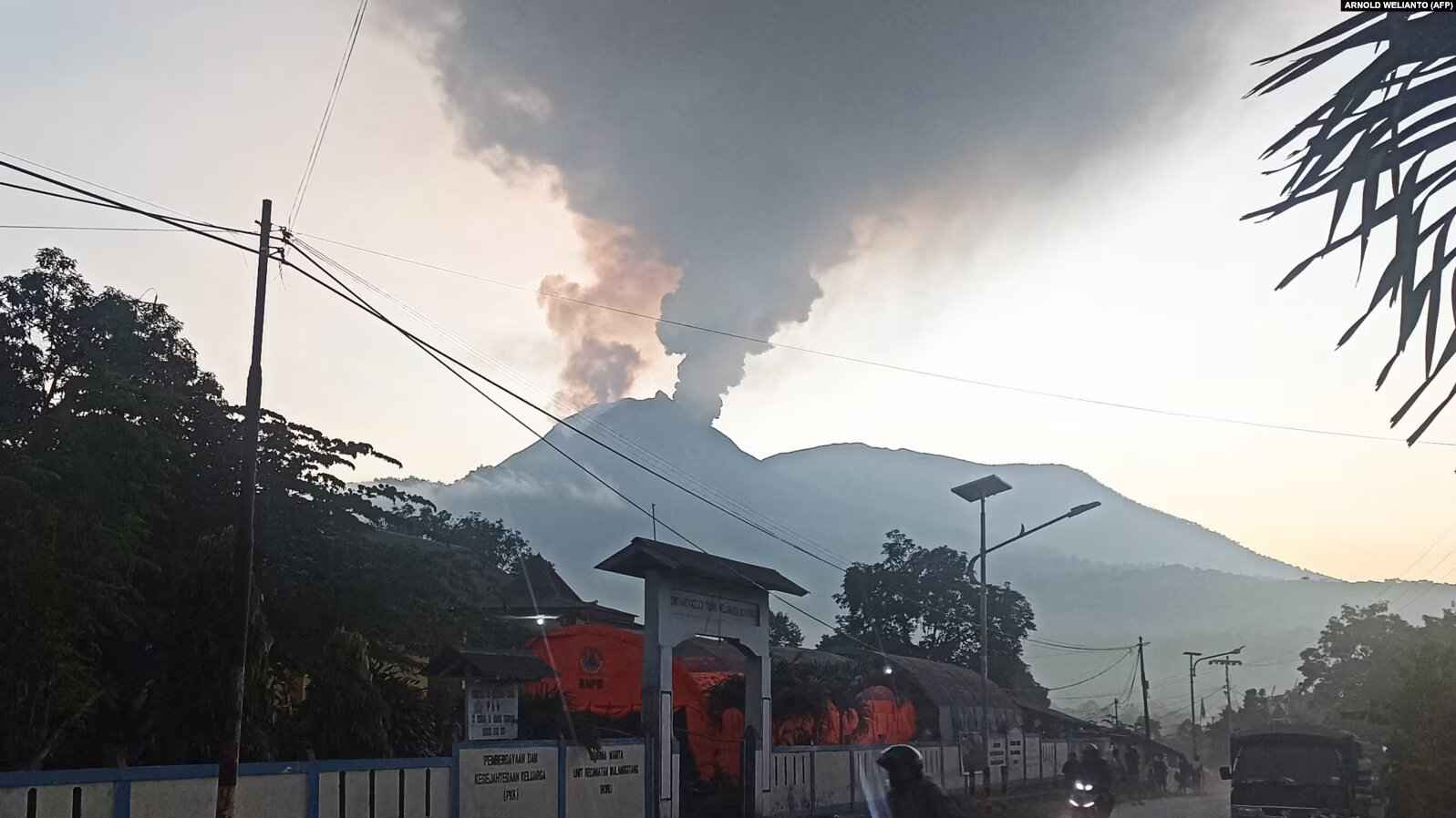 Gunung Lewotobi Laki-Laki di NTT Erupsi, Ribuan Orang Dievakuasi