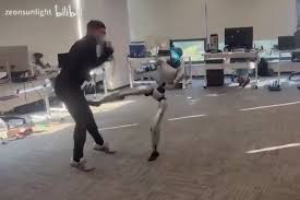 Robot Humanoid Lakukan Kesalahan Gerak, Aksi Tendang Instruktur Terekam Kamera