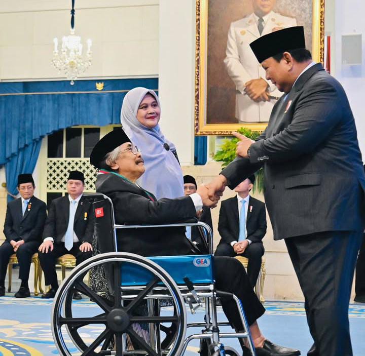 Jaja Miharja Terima Bintang Budaya Parama Dharma dari Presiden Prabowo: Teruskan Berkarya