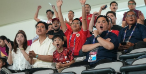 Semangat Full Power, Jan Ethes Curi Perhatian Saat Nonton Timnas U-16 Indonesia di Solo