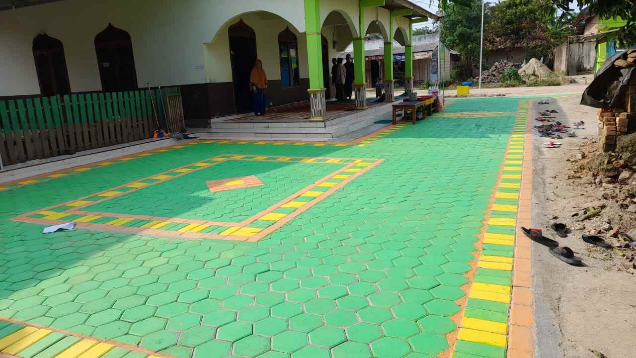 Lebih Berwarna, Warga Kemiling Bandar Lampung Antusias dengan Pembuatan Paving Blok