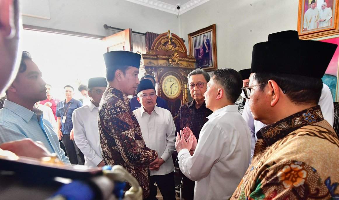 Jokowi Ditemani Gibran Melayat ke Rumah Duka Wapres ke 9 Hamzah Haz di Matraman