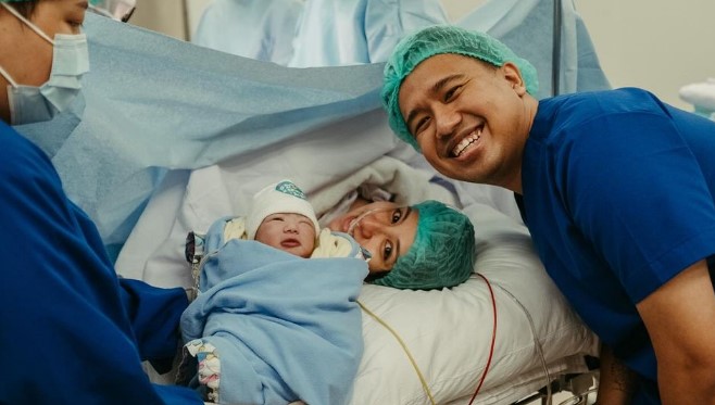 Clairine Clay Lahirkan Anak Pertama dengan Joshua Suherman