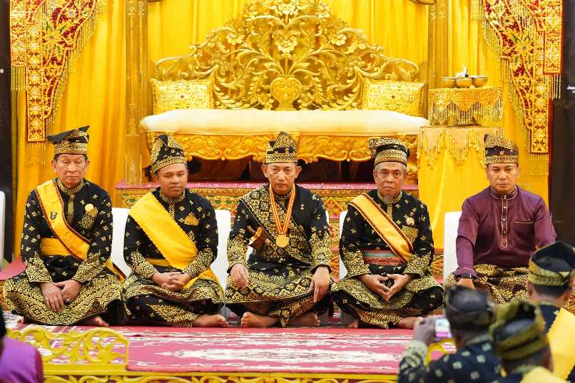 Kapolri Terima Anugerah Ingatan Budi dari LAM Riau: Simbol Adat, Amanah Moral, dan Persatu