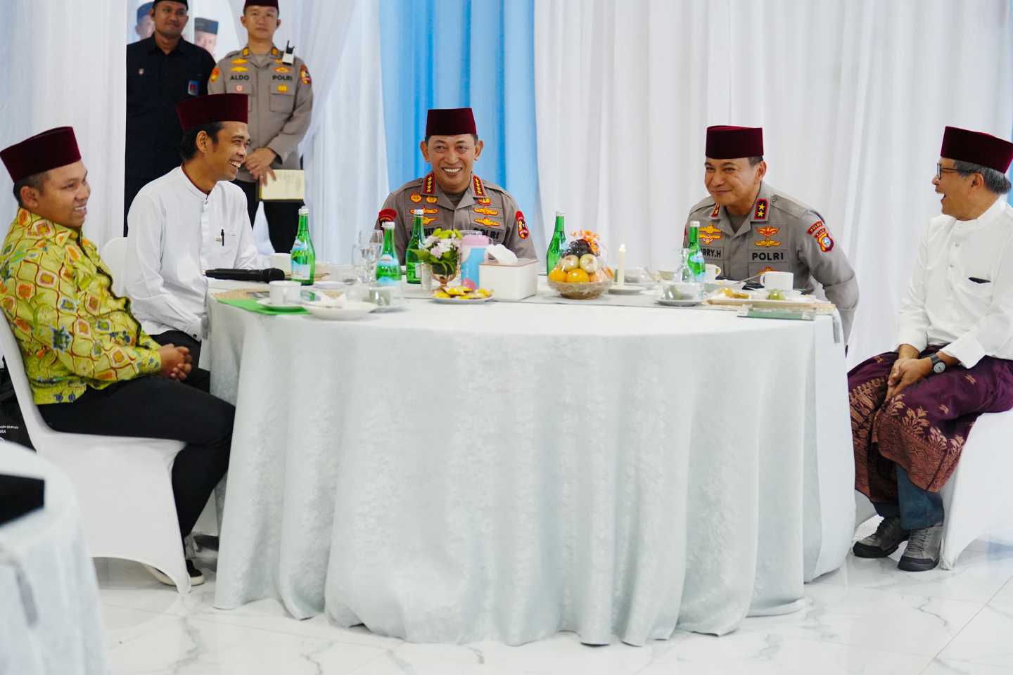 Dukung Keberagaman, Rocky Gerung Soroti Gagasan Etis Kapolri di Riau