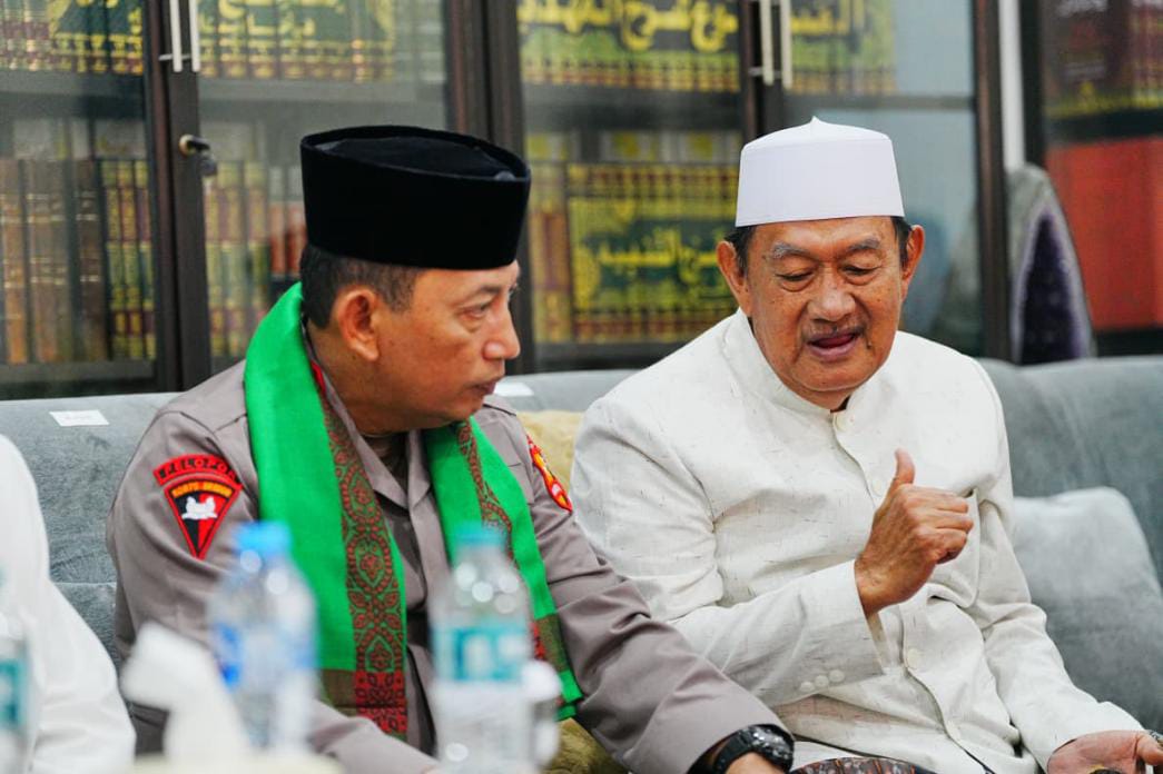 Kapolri Jenderal Sigit Silaturahmi ke Ponpes Langitan, Serahkan Bantuan untuk Santri Yatim