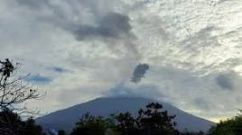 Awan Vulakanik Muncul di Gunung Ile Lewotolok, Otoritas Ingatkan Risiko Penerbangan