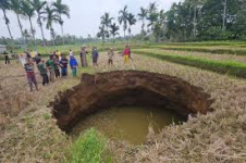 Sinkhole di Sumatra Barat: Dampak Cuaca Ekstrem dan Pengaruh Siklon Senyar
