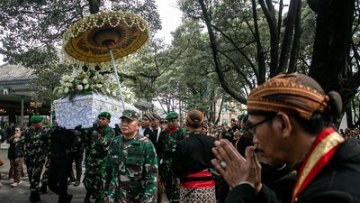 Tradisi Udik-Udik Warnai Perpisahan Terakhir Pakubuwono XIII