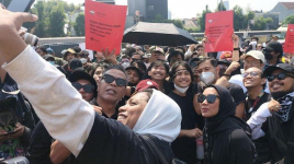 Gaya Unik Komika Demo di Kantor DPR Sambil Nyanyi Lagu 'Agak Laen'