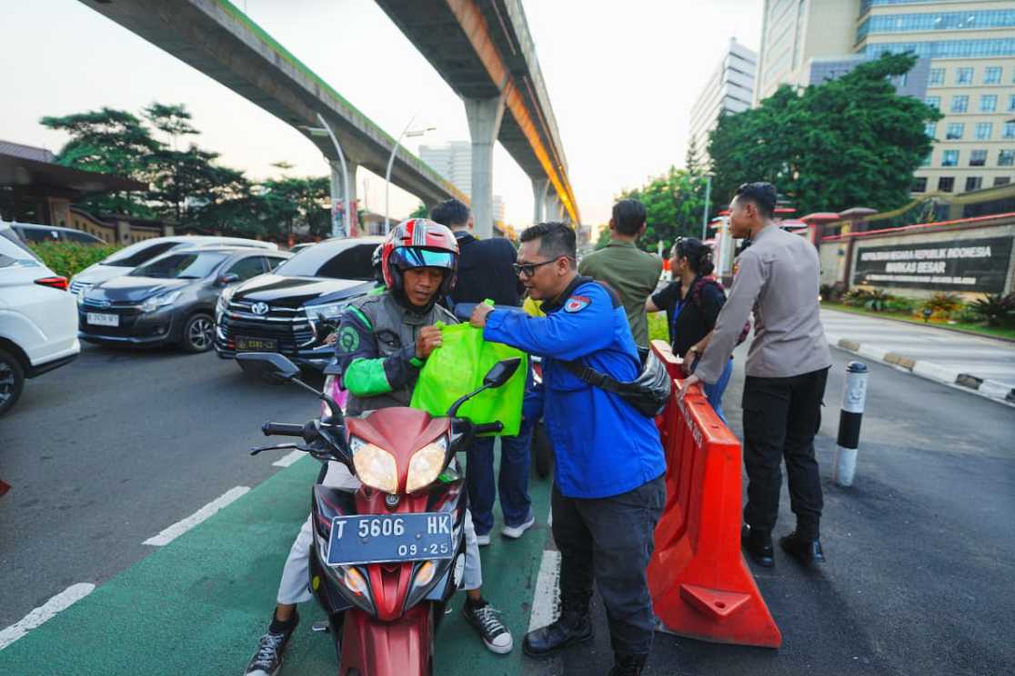 KSPSI dan Polri Bagikan Sembako untuk Ojol hingga Pedagang Asongan
