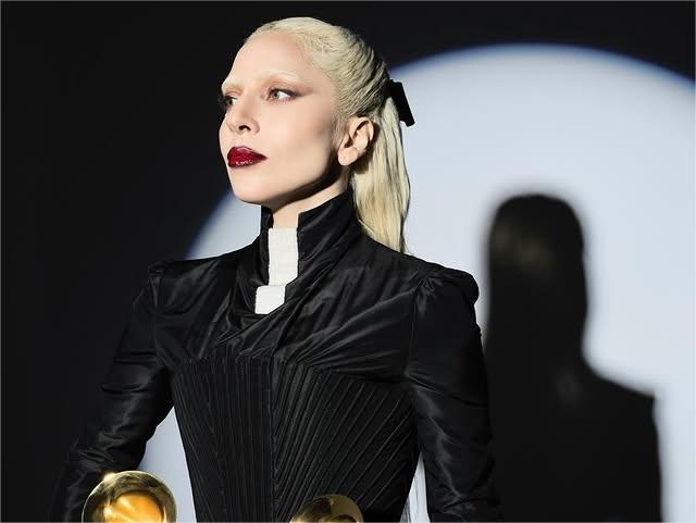 Lady Gaga Batal Konser di Kanada akibat Infeksi Pernapasan