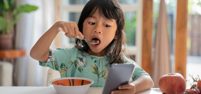 Terlalu Lama Main HP Bikin Anak Kurang Sehat dan Emosinya Terganggu