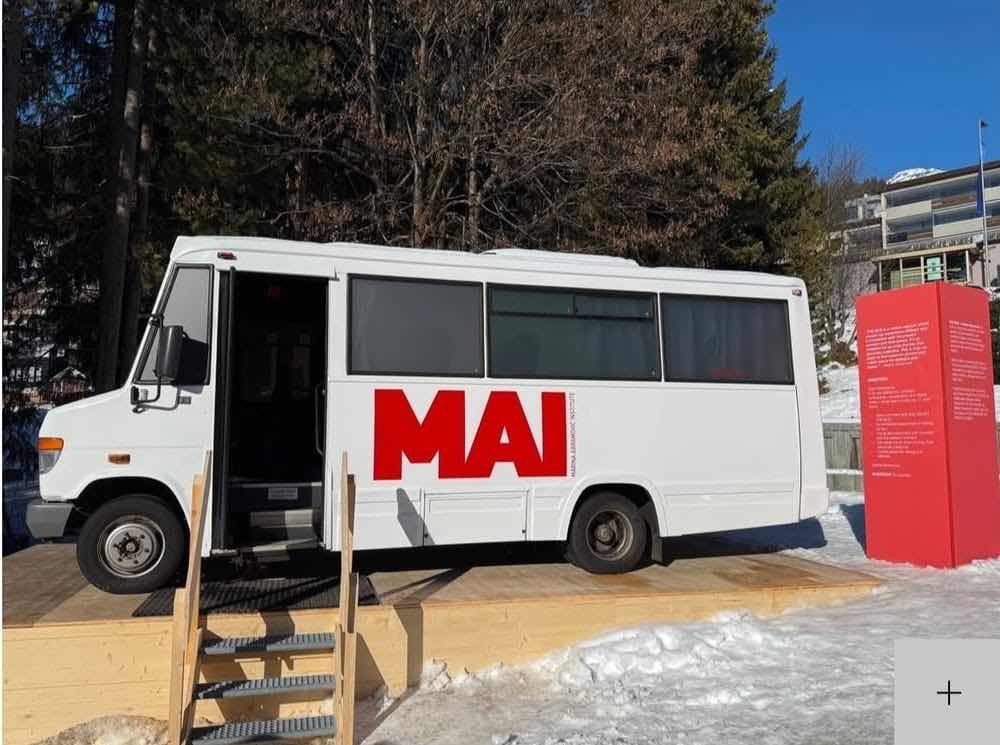 Instalasi Seni Bergerak Marina Abramovi? Hadir di Davos, Satukan Keheningan dan Kesadaran Digital