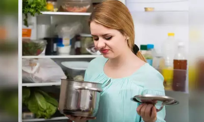 Arti dan Tafsir Mimpi Tak Sengaja Makan Makanan Basi