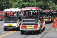 Rasakan Sensasi Keliling Kota Solo Pakai Mobil Listrik Wisata