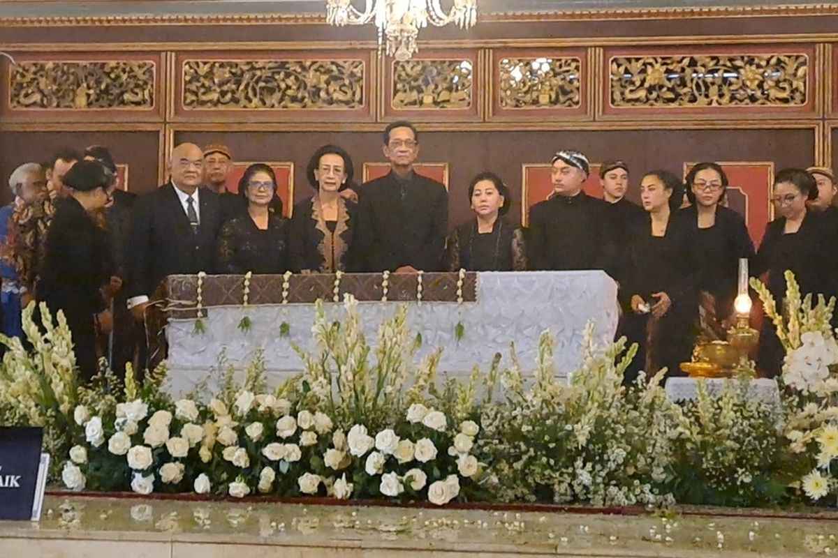 KGPAA Paku Alam X Melayat Sri Susuhunan Pakubuwono XIII Hangabehi di Keraton Surakarta