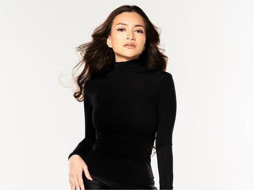 Nathalie Holscher Jatuh dari Panggung, Diselamatkan Penonton