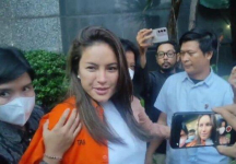 Tangis Asisten Nikita Mirzani di Persidangan: 'Yang Mulia, Tolong Keluarkan Madam Saya'