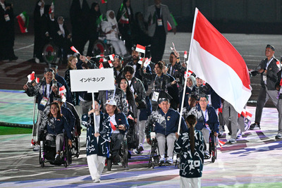 Busana Defile Kontingen Indonesia di Nagoya Rancangan Ivan Gunawan 