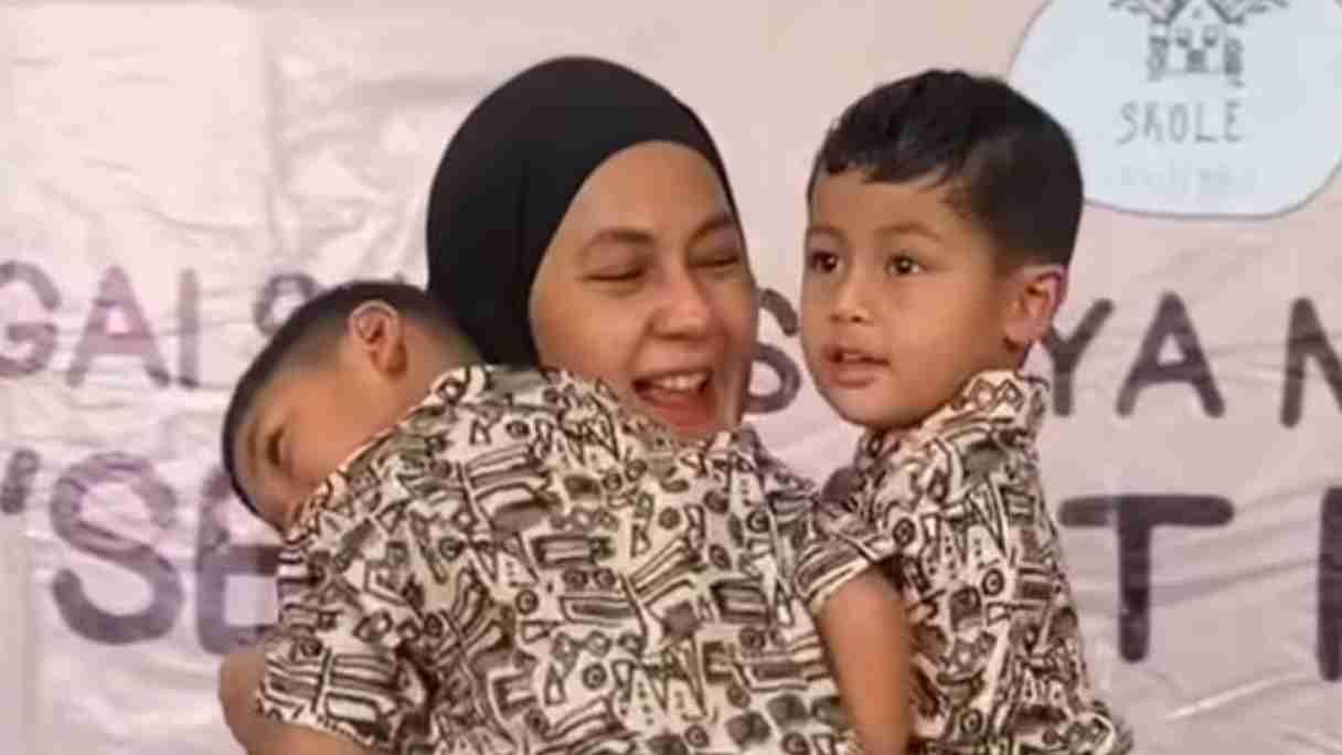 Paula Verhoeven Menangis Haru Rayakan Hari Ibu Bersama Kiano dan Kenzo di Sekolah