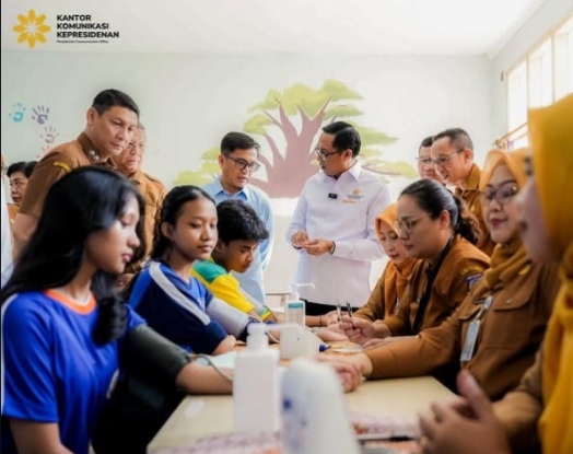 Kepala PCO RI Hasan Nasbi Tinjau Kick Off Cek Kesehatan Gratis di Tangsel