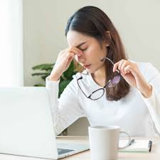 Terlalu Lama Menatap Layar, Kenali Risiko Computer Vision Syndrome