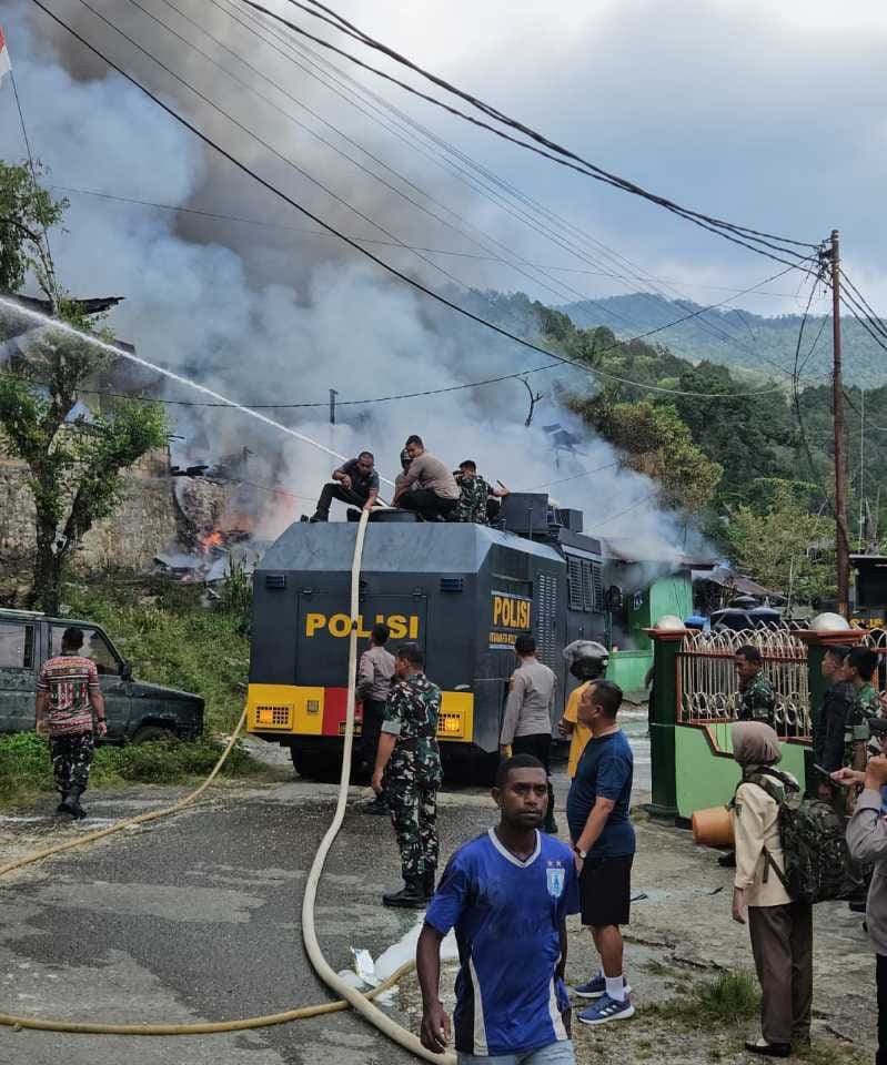 Quick Respon Polri! Tiga Mobil Rantis AWC Padamkan Kebakaran di Kodam Lama Jayapura