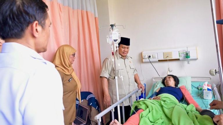 Prabowo Jenguk Korban Kecelakaan Kereta di RSUD Bekasi, Pastikan Penanganan Optimal