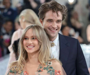 Robert Pattinson dan Suki Waterhouse Disebut Sudah Bertunangan