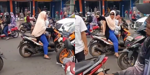 Viral Video Emak-emak Naik Motor Lawan Arus Gak Pakai Helm dan Marah-marah, Bikin Netizen Emosi Gaes