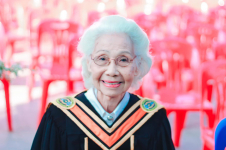 Sathaporn Sri, Nenek Viral Wisuda Usia 88 Tahun asal Thailand, Bukti Menuntut Ilmu itu Penting Gaes!