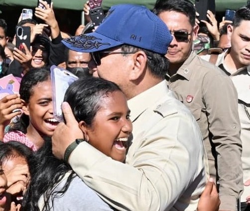 Sejenak Lupakan Duka, Anak-anak Pengungsi Nagekeo Ceria Saat Bertemu Prabowo