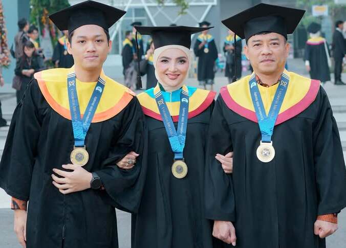 Kompak Raih Gelar Akademik, Anang, Ashanty, dan Azriel Wisuda Bersama di UNAIR
