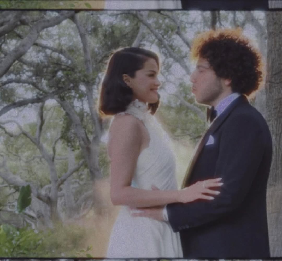 Resmi Menikah, Selena Gomez & Benny Blanco Jadi Pasangan Paling Mengejutkan Tahun Ini