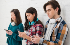 Survei Ungkap 3 dari 4 Remaja Merasa Tenang & Bahagia Ketika Jauh dari Smartphone