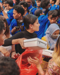 3000 Box Makanan Dari Karin Untuk Para Mahasiswa 