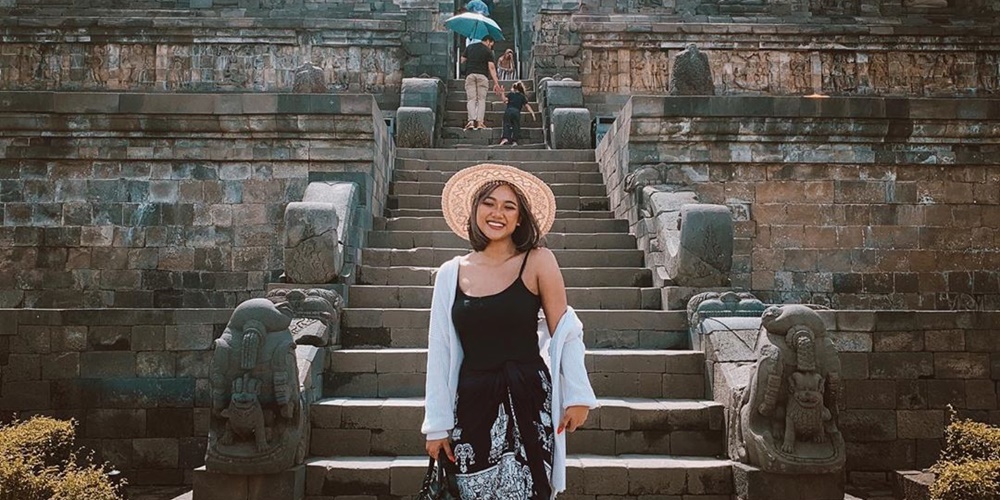 Marion Jola Berlibur Ke Borobudur, Netizen : Gak Salah Kostum Tuh? 