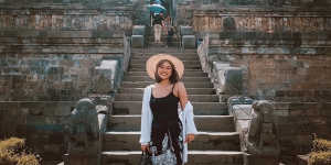 Marion Jola Berlibur Ke Borobudur, Netizen : Gak Salah Kostum Tuh? 