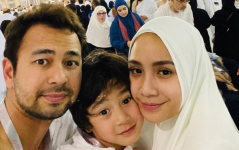Rafi Ahmad dan Nagita Slafina Merayakan Ulang Tahun di Depan Kabah 