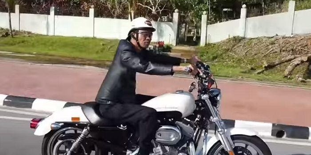 Aksi UAS Kendarai Moge Harley Davidson di Brunei Darussalam