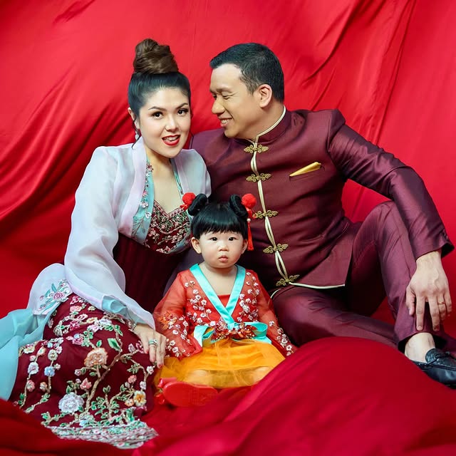 Rayakan Imlek, Tina Toon Akhirnya Perlihatkan Wajah Putrinya ke Publik