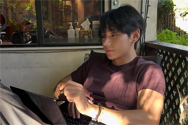 V BTS Kecewa Pesan Pribadi dengan Min Hee Jin Dipakai sebagai Bukti Sidang