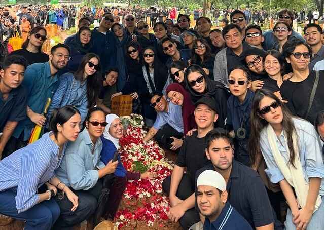 Sederet Artis Kenakan Baju Biru di Pemakaman Vidi Aldiano, Ternyata Punya Makna Khusus