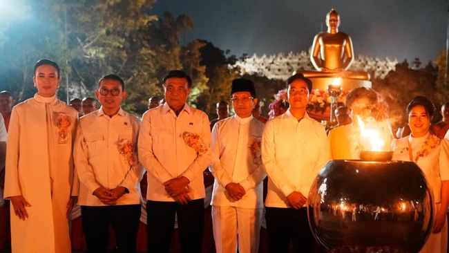 Fadli Zon Hadiri Dharmasanti Waisak Nasional di Borobudur